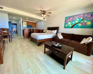 Turtle CoveLa Vista Azul Resort - Studio的一个带床和沙发的大客厅