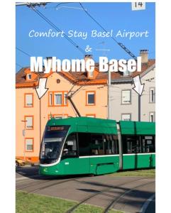 圣路易Comfort Stay Basel Airport 3B46的一辆绿色的巴士沿着街道行驶