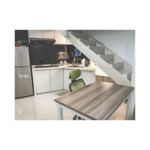 峇六拜The ceo suites by Zenbnb的一间带餐桌和楼梯的厨房