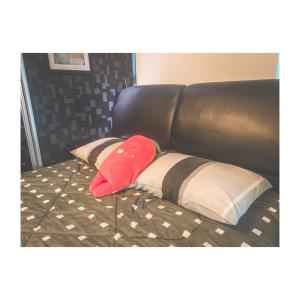 峇六拜The ceo suites by Zenbnb的床上的红色枕头和枕头