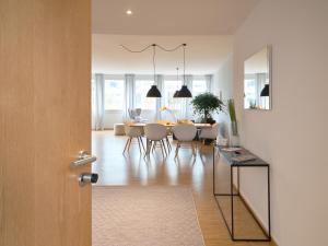 卢塞恩OfficeWerft Business-Apartments的用餐室以及带桌椅的起居室。