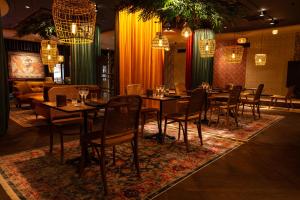 玛丽港阿尔基佩拉格酒店的一间设有桌椅的地毯餐厅