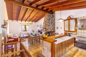 Cala TuentCan Sito的一间厨房和带木制天花板的用餐室