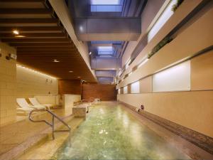 东京Villa Fontaine Grand Tokyo Ariake的健身房内的游泳池,带游泳池