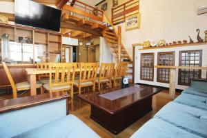 NeyagawaYadokari Osaka的客厅配有沙发和桌子