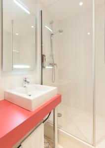 雅莱地区圣梅达尔波尔多圣梅达尔达宜必思尚品酒店的白色的浴室设有水槽和淋浴。