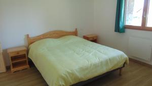 Belmont-sur-ButtantAppartement 52m2 - Location vacances Vosges的一间卧室配有床和2个床头柜
