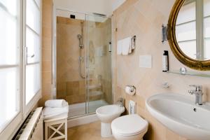佛罗伦萨伯纳酒店的浴室配有盥洗盆、卫生间和淋浴。
