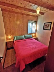 孔门波尔多Casa Atalaya的一间卧室配有一张带红色毯子的床