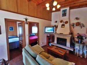 孔门波尔多Casa Atalaya的带沙发和壁炉的客厅
