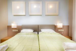 卡尔扎迈纳君主海滩酒店的卧室内两张并排的床