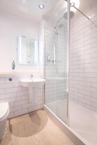 阿尔德利埃奇The Merlin by Innkeeper's Collection的白色的浴室设有水槽和淋浴。