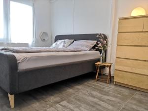 格赖夫斯瓦尔德Gästehäuschen „kleine Auszeit“的一间卧室配有一张大床和一个梳妆台