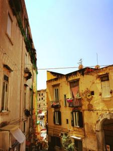 那不勒斯Le Chiavi di Casa的建筑小巷的图像