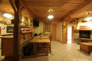 拉克吕萨appartement cozy dans chalet 6 pers voiture 4 roues motrice a dispo的相册照片