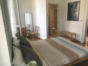 都灵La Terrazza Di Arturo Guest House的卧室配有一张床和一张桌子及椅子