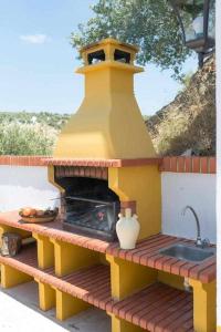 普里埃格·德·科尔多巴Casona del Olivar的一个带水槽和炉灶的户外厨房