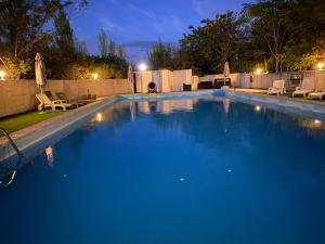 阿普特卡丽娜酒店的夜间蓝色海水的大型游泳池