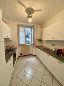 贝加莫Fontana di San Giacomo的厨房配有白色橱柜和吊扇
