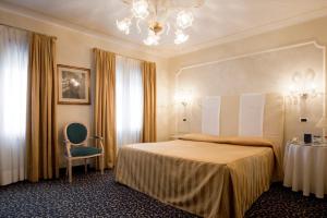 威尼斯普林西皮酒店的配有一张床和一把椅子的酒店客房