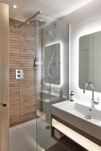 voco Edinburgh - Haymarket, an IHG Hotel的一间浴室
