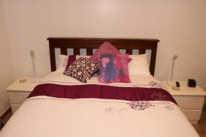 泰晤士Waiotahi Valley Lodge的床上有枕头的床