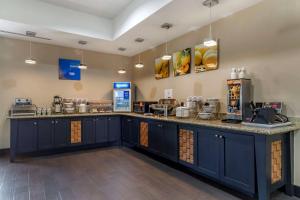 布达布达康福特套房酒店的厨房配有蓝色橱柜和台面