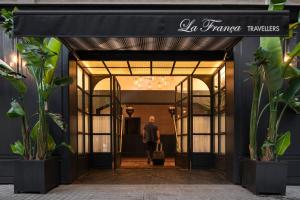 巴塞罗那La França Travellers Adults Only的走出商店门口的人