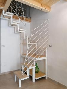 马蒂诺Kilò Corte Santa Lucia的楼梯,房间带长凳