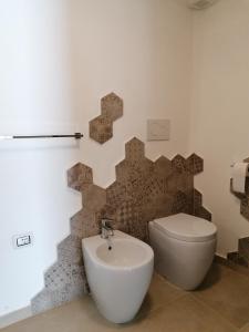 马蒂诺Kilò Corte Santa Lucia的一间带卫生间和水槽的浴室