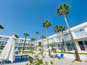 拉纳卡Lysithea Hotel的棕榈树和游泳池的酒店