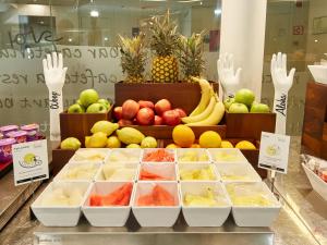 毕尔巴鄂Sercotel Ayala的水果和蔬菜在柜台上的展示