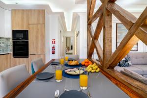 里斯本WHome | Great Location & Large Family Apartment w/Patio的用餐室配有带橙汁的桌子