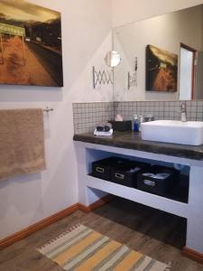 蒙塔古Montagu Ronda-View的一间带水槽和台面的浴室