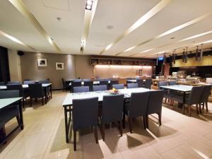 台南皇宾大饭店的大型用餐室配有桌椅