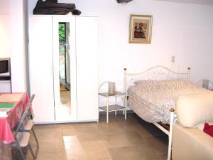 绍德方丹La Quietude的一间卧室设有一张床和一个滑动玻璃门