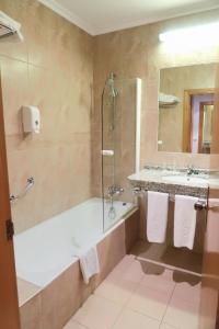 圣塞瓦斯蒂安加达蒙蒂酒店的带淋浴、浴缸和盥洗盆的浴室
