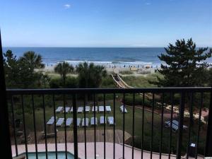 默特尔比奇Beach Colony Ocean Front Executive Suite的以及享有海滩景致的阳台。