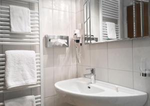 科隆依贝茨嘉利酒店的浴室配有盥洗盆、镜子和毛巾