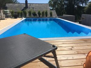 布莱特瑙Chalet Breitnauschön的蓝色游泳池旁设有长凳