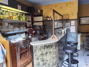 米兰博诺拉酒店的餐厅内的酒吧,带柜台和凳子