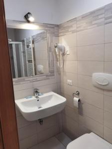 米兰博诺拉酒店的一间带水槽、卫生间和镜子的浴室