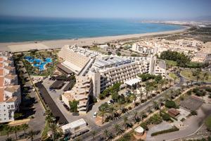 阿尔梅利马AR阿尔梅里玛尔酒店的享有度假胜地和海滩的空中景致