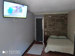 费尔盖拉什斯通农场酒店的一间卧室配有一张床和一台平面电视