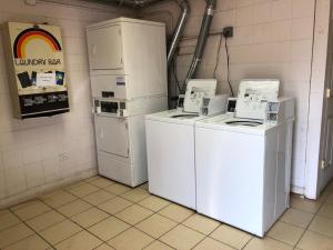 BarringtonFairbridge Inn Express - Barrington的洗衣房配有2个盥洗盆和2台冰箱