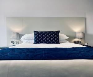 柯科迪迪恩公园酒店的一张带蓝色毯子和两盏灯的大床