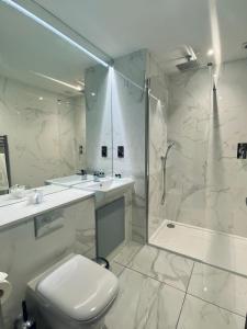 柯科迪迪恩公园酒店的带淋浴和卫生间的白色浴室