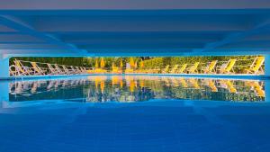 索伦托欧陆酒店的从桥下可欣赏到游泳池的景色