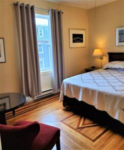 圣约翰斯高尔旅馆的一间卧室设有一张床和一个大窗户