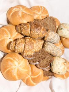 伊施格尔Garni Dorfblick的桌子上堆着面包和面包